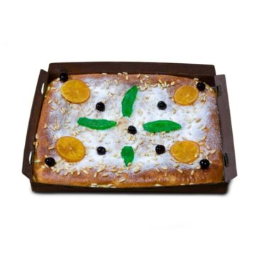 Coca de crema amb fruita i pinyons