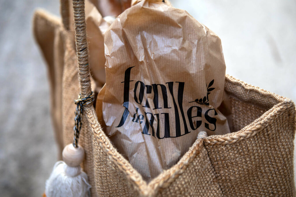 Bossa amb productes del Forn de Nulles