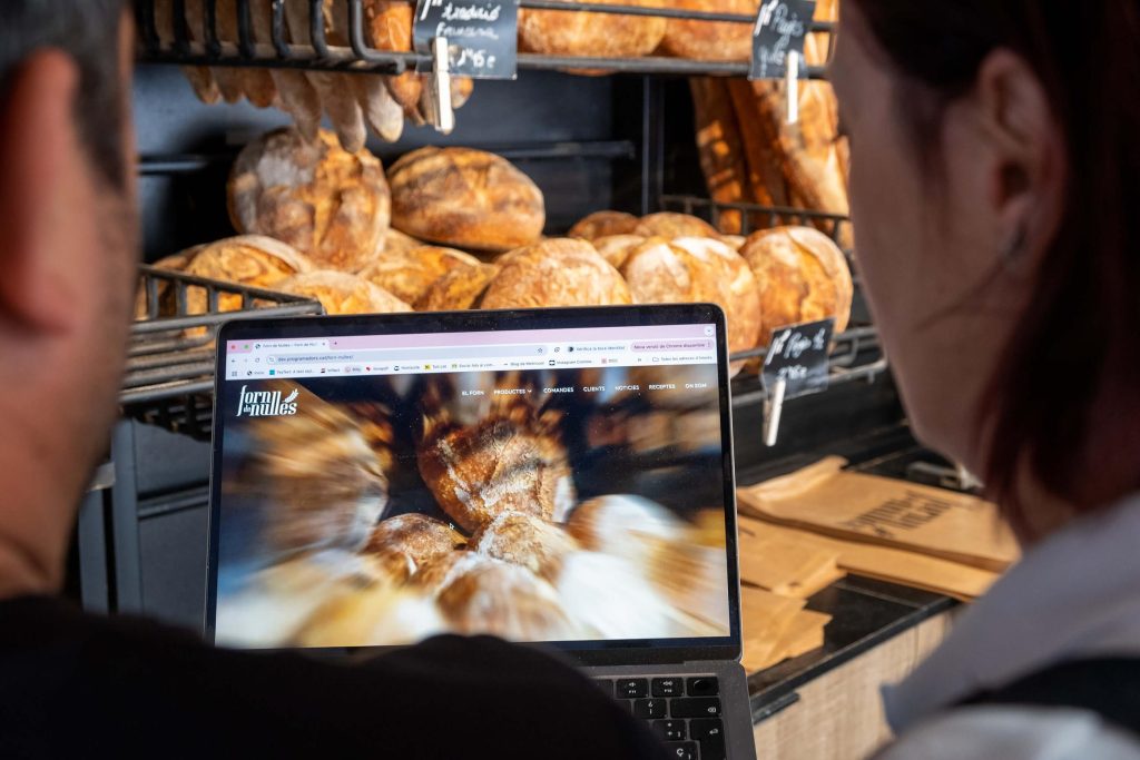 El Jordi i la Ioli miren la nova web del Forn de Nulles.